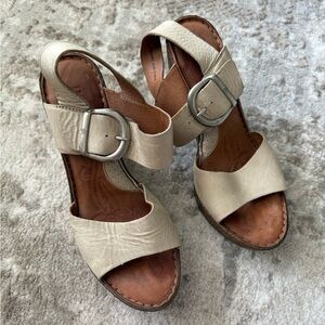 Elegant Beige Leather Sandals